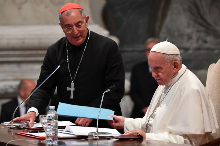 Sementara Vatikan menyatakan pada Sabtu, 28 Maret 2020 bahwa hasil tes medis menunjukkan Paus Fransiskus, 83, serta ajudan-ajudan terdekatnya tidak terpapar virus korona.