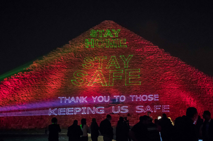 Piramida Mesir Kheops Senin, 30 Maret 2020 waktu setempat ditrangi sinar laser dengan pesan persatuan dan solidaritas dengan mereka yang memerangi virus korona (covid-19) di seluruh dunia.