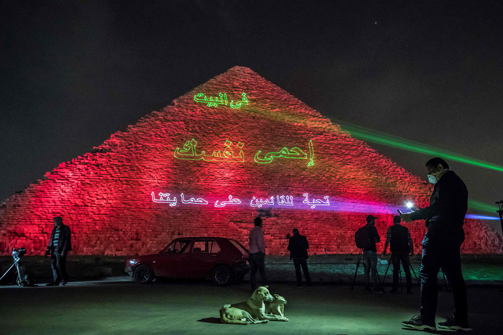 Sementara pejabat senior Kementerian Purbakala Mostafa al-Waziri berterima kasih kepada semua staf medis yang membantu menjaga warga agar tetap aman.