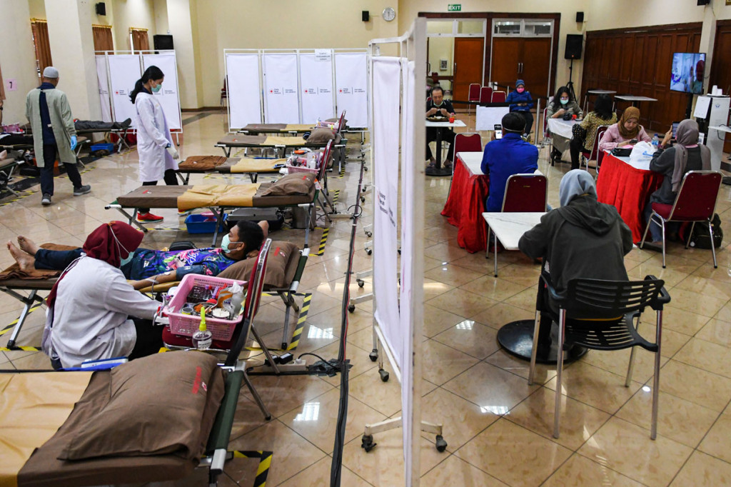 Pendonor sukarela mendonorkan darahnya melalui Unit Tranfusi Darah (UTD) Palang Merah Indonesia (PMI) DKI Jakarta, di Jalan Kramat Raya, Jakarta.