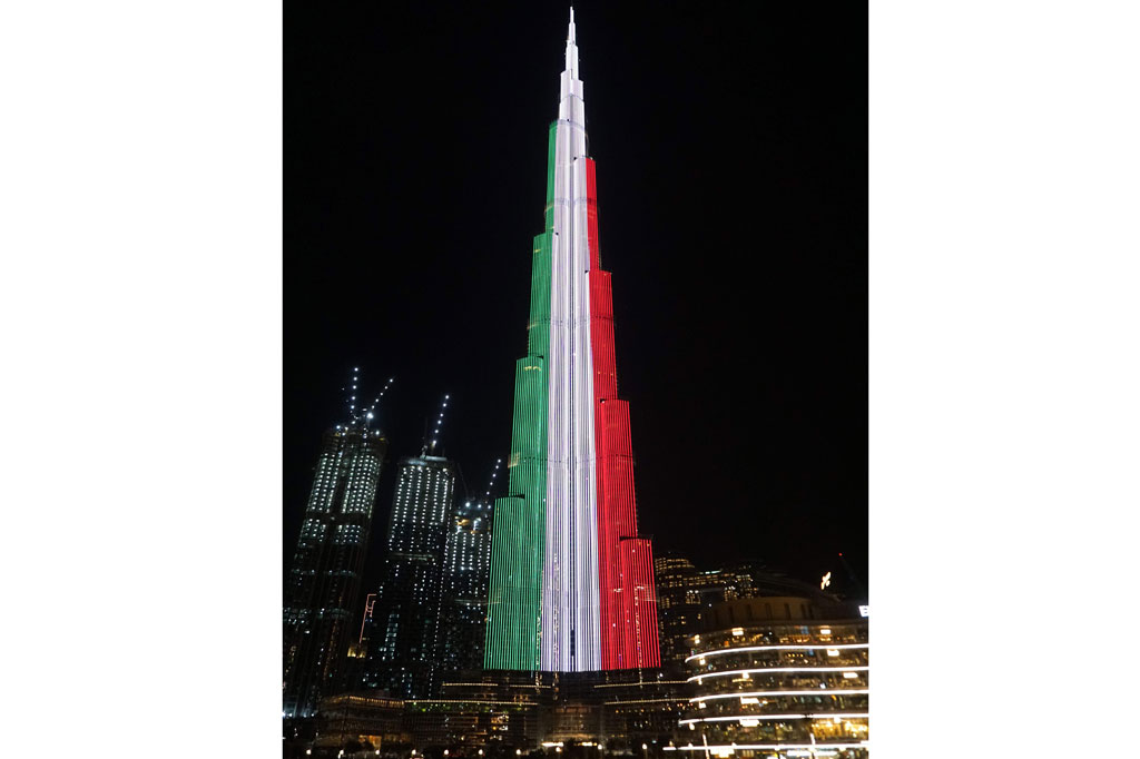 Burj Khalifa, pencakar langit di Dubai, Uni Emirat Arab menyala dalam warna bendera Italia dan pesan