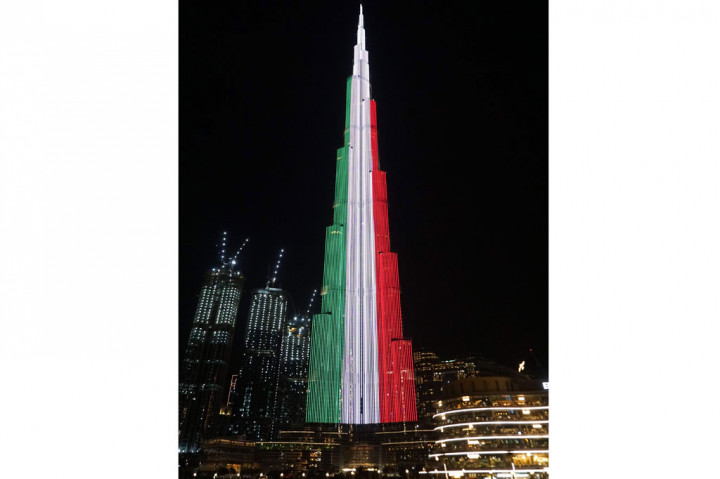 Burj Khalifa, pencakar langit di Dubai, Uni Emirat Arab menyala dalam warna bendera Italia dan pesan