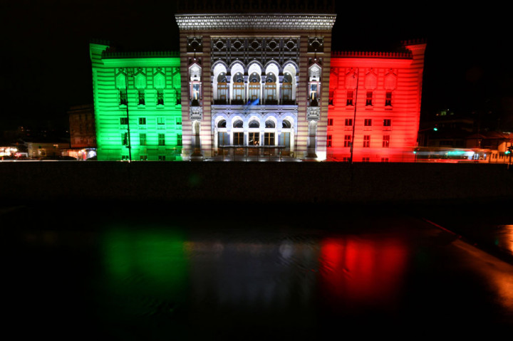 Balai kota Sarajevo menyala dalam warna bendera Italia, sebagai tanda dukungan dan solidaritas dengan orang-orang Italia yang saat ini berjuang melawan merebaknya covid-19. AFP PHOTO/Elvis Barukcic