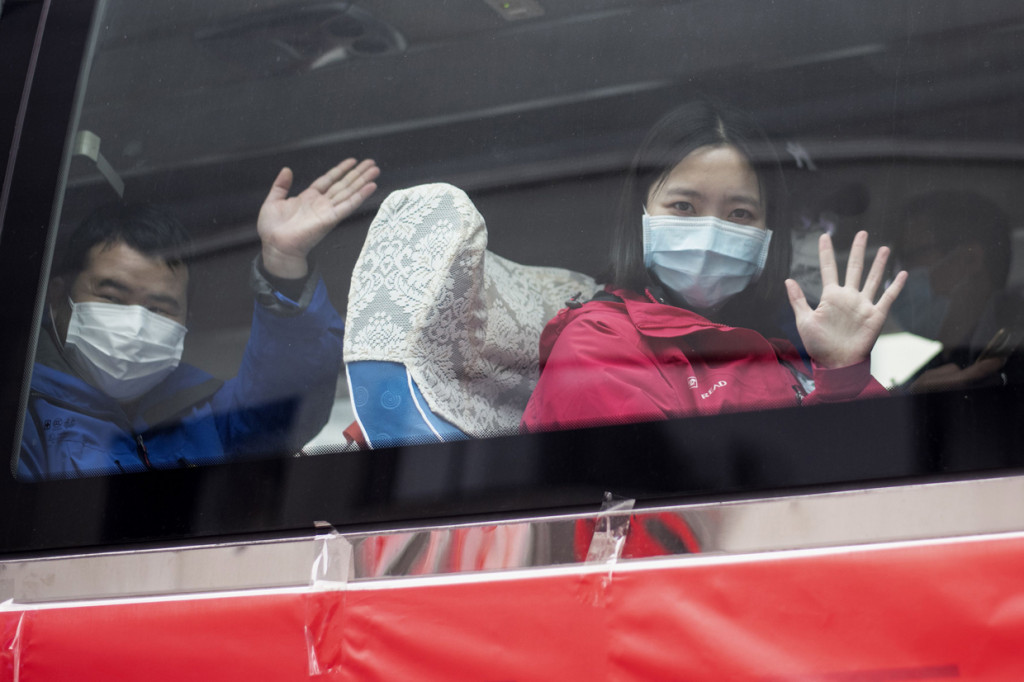Para tenaga medis bantuan itu pulang dilepas secara resmi oleh pemerintah kota Wuhan. 