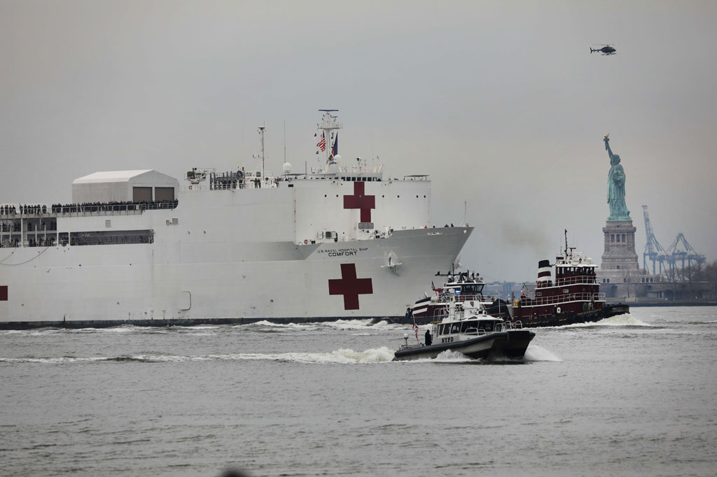 Kapal USNS Comfort yang berkapasitas 1.000 tempat tidur berlabuh di Dermaga Manhattan saat semakin banyak negara bagian di AS memberlakukan aturan kerja dari rumah (work from home). 