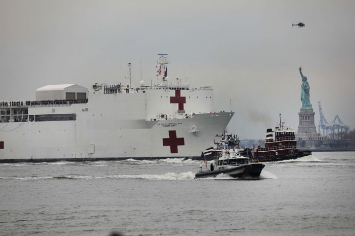 Kapal USNS Comfort yang berkapasitas 1.000 tempat tidur berlabuh di Dermaga Manhattan saat semakin banyak negara bagian di AS memberlakukan aturan kerja dari rumah (work from home). 