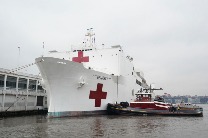 Kapal itu tiba di New York saat Virginia, Maryland, dan Washington menjadi negara bagian AS terbaru yang membatasi pergerakan warganya. Itu berarti tiga perempat warga AS kini berada di bawah berbagai fase lockdown.