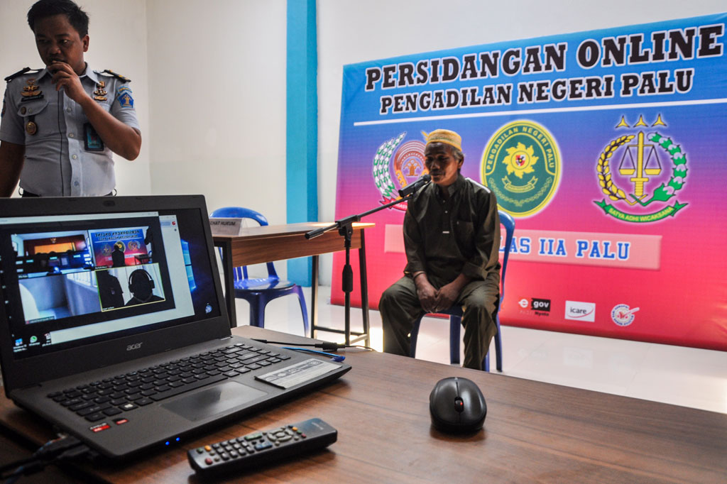 Istri Hakim Pengadilan Negeri Medan Jamaluddin yang menjadi terdakwa kasus pembunuhan, Zuraida Hanum mengikuti sidang perdana dengan cara daring secara langsung di PN Medan, Sumatera Utara, Selasa. Zuraida Hanum yang merupakan istri dari korban seorang hakim PN Medan tersebut adalah salah satu terdakwa atas kasus pembunuhan berencana terhadap suaminya dengan motif permasalahan rumah tangga. ANTARA FOTO/Septianda Perdana