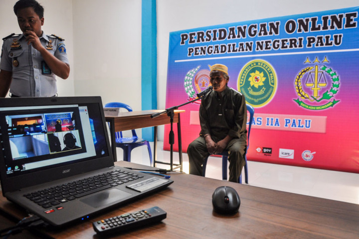 Istri Hakim Pengadilan Negeri Medan Jamaluddin yang menjadi terdakwa kasus pembunuhan, Zuraida Hanum mengikuti sidang perdana dengan cara daring secara langsung di PN Medan, Sumatera Utara, Selasa. Zuraida Hanum yang merupakan istri dari korban seorang hakim PN Medan tersebut adalah salah satu terdakwa atas kasus pembunuhan berencana terhadap suaminya dengan motif permasalahan rumah tangga. ANTARA FOTO/Septianda Perdana