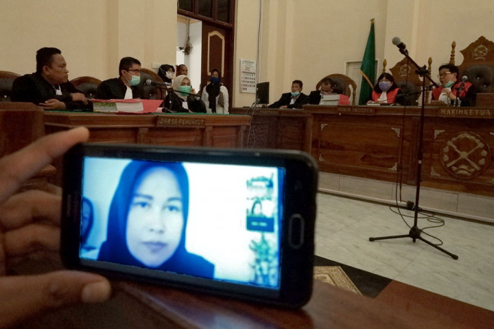 Istri Hakim Pengadilan Negeri Medan Jamaluddin yang menjadi terdakwa kasus pembunuhan, Zuraida Hanum mengikuti sidang perdana dengan cara daring secara langsung di PN Medan, Sumatera Utara, Selasa. Zuraida Hanum yang merupakan istri dari korban seorang hakim PN Medan tersebut adalah salah satu terdakwa atas kasus pembunuhan berencana terhadap suaminya dengan motif permasalahan rumah tangga. ANTARA FOTO/Septianda Perdana