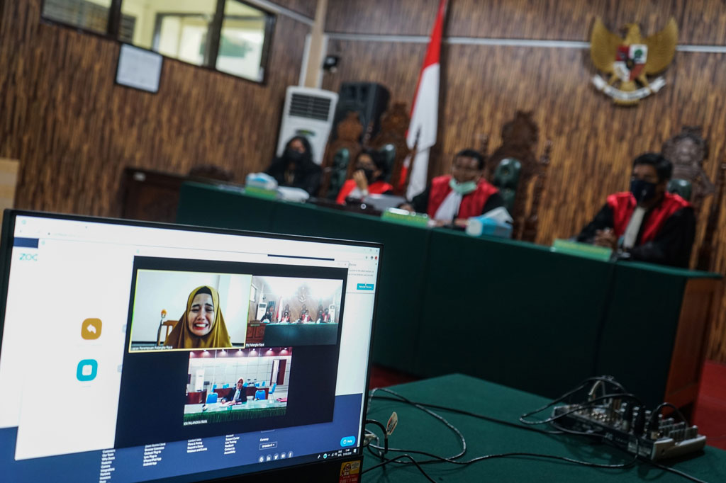 Pengadilan Negeri Palangkaraya mulai Selasa menggelar sidang dengan sistem daring yang menghadirkan hakim, jaksa, pengacara dan saksi namun untuk terdakwa tetap berada di rumah tahanan (rutan). Hal itu sebagai upaya mencegah penyebaran covid-19 dengan cara menjaga jarak (physical distancing). ANTARA FOTO/Makna Zaezar