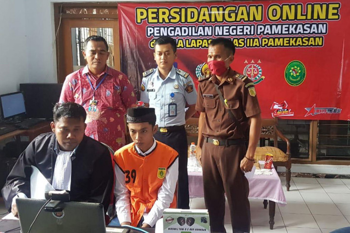 Proses sidang jarak jauh yang dilaksanakan Kejaksaan Negeri Pamekasan, Jawa Timur dan Pengadilan Negeri setempat, Selasa. Sidang dilakukan di tiga tempat, yakni Pengadilan Negeri, Kejaksaan Negeri dan Lapas Pamekasan yang terhubung secara online melalui video conference. MI/Mohammad Ghazi