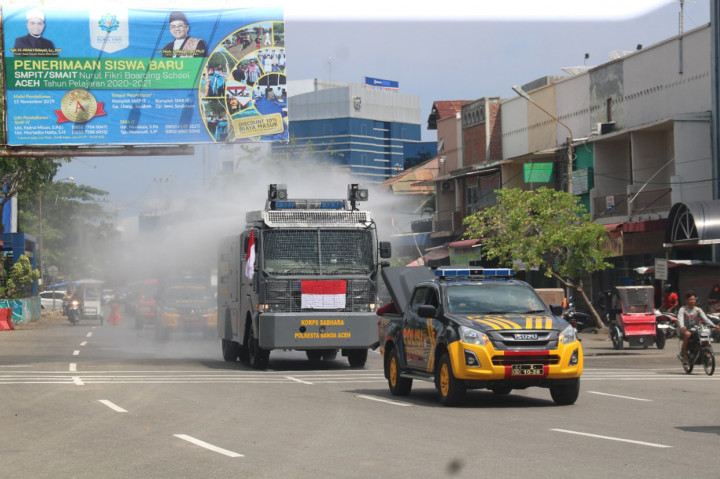 Penyemprotan disinfektan secara serentak dan masif itu dilakukan dengan menggunakan kendaraan AWC  Ditsamapta 2 unit, Barikade Ditsamapta 1unit,  2 truk Ditsamapta, AWC Brimob 1unit, AWC Polresta Banda Aceh 1 unit