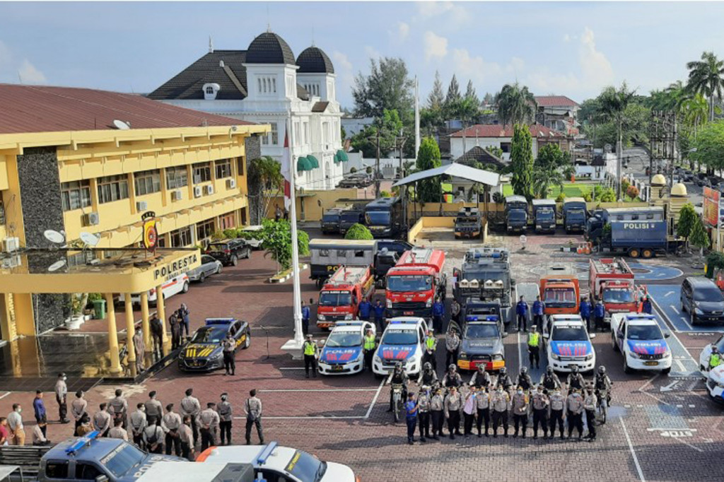 Polda Aceh menggelar penyemprotan disinfektan secara serentak dan masif. Kegiatan penyemprotan itu melibatkan 82 Personel Polri masing-masing dari Ditsamapta, Satbrimob, Ditbinmas, Ditlantas dan Bidpropam Polda Aceh serta Polresta Banda Aceh. Selain itu juga dibantu 30 Prajurit TNI masing-masing 20 personel dari Kodim 0101/ BS dan 10 Personel dari POM DAM.