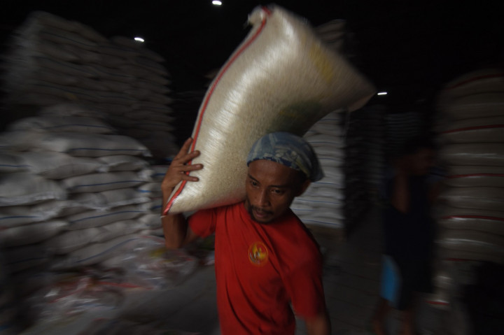 Pekerja mengangkut beras di Pasar Induk Beras Cipinang, Jakarta.