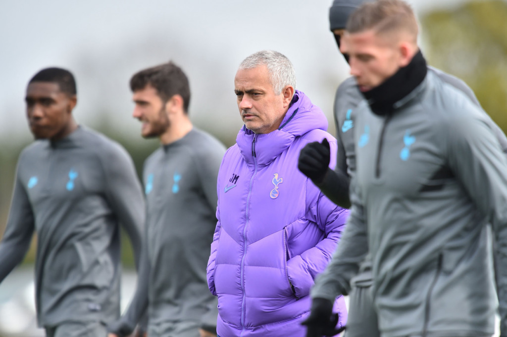 Pelatih Tottenham Hotspur Jose Mourinho saat menggelar latihan di Tottenham Hotspur's Enfield Training Centre, London, 9 Maret 2020. AFP Photo/Glyn Kirk

