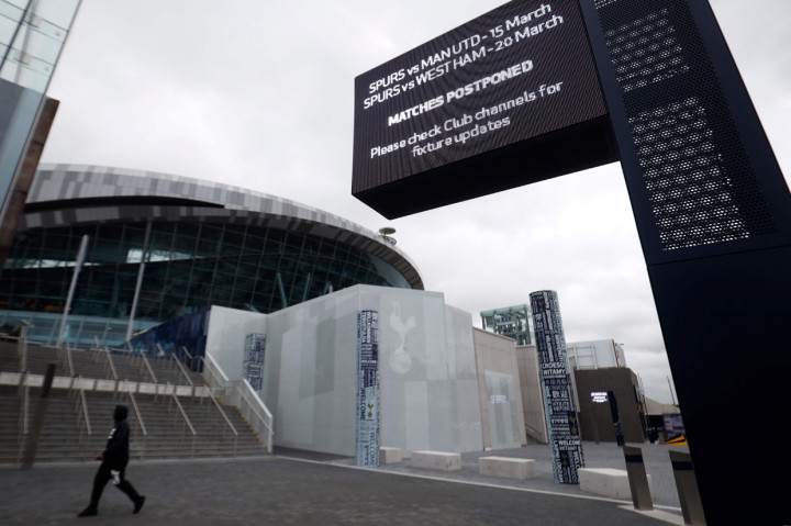 Suasana lingkungan Stadion Tottenham Hotspur di London, pada 15 Maret 2020, ketika pertandingan sepak bola Liga Premier Inggris antara Tottenham Hotspur dan Manchester United ditunda karena Covid-19. AFP Photo/Tolga Akmen