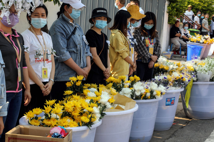 Peletakkan bunga tersebut sebagai ungkapan belasungkawa atas meninggalnya belasan pemadam kebakaran dan seorang pemandu ketika berjuang memadamkan kebakaran hutan.
