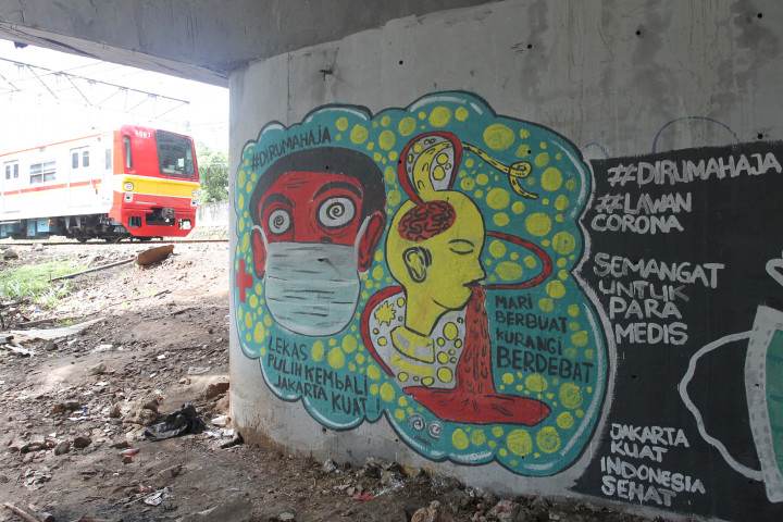 Mural tersebut bertujuan untuk menghimbau kepada masyarakat untuk menjaga jarak atau 