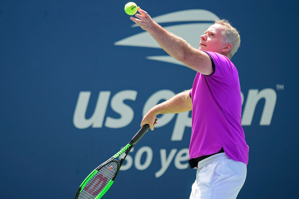 Adik petenis juara tujuh kali Grand Slam John McEnroe itu mengatakan dalam sebuah posting video di akun Twitter bahwa dia menjalani tes di fasilitas drive-up di Westchester County, pinggiran kota New York tempat wabah besar covid-19 terjadi.
