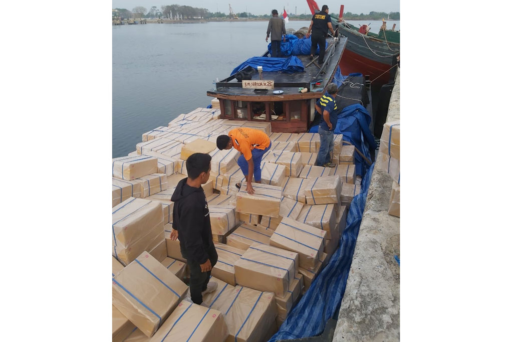 Tim gabungan Bea Cukai Aceh menggagalkan penyelundupan 10,2 juta batang rokok impor ilegal dari Thailand di Perairan Tanjung Jambo Aye, Kabupaten Aceh Utara.