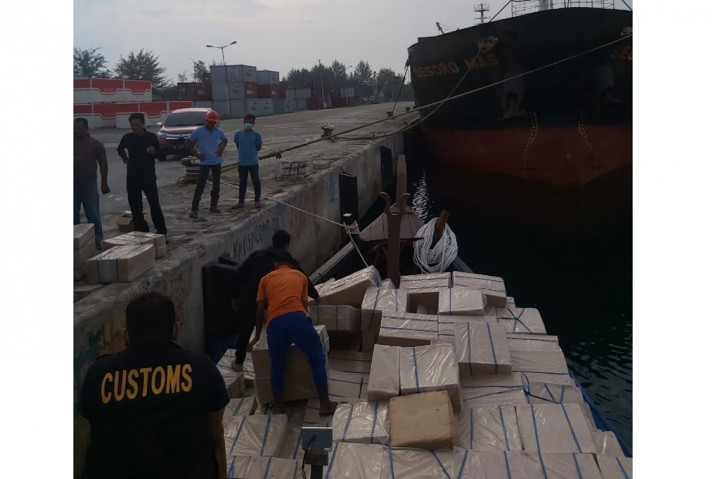 Kepala Bidang Fasilitas Kepabeanan dan Cukai Kantor Wilayah Bea Cukai Aceh Isnu Irwantoro di Banda Aceh, Selasa, mengatakan petugas turut mengamankan seorang nakhoda dan dua anak buah kapal.