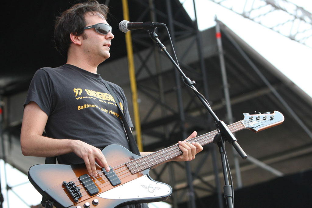 Adam Schlesinger, penulis lagu sekaligus bassis Fountains of Wayne meninggal dunia karena komplikasi terkait dengan virus korona (covid-19). Schlesinger meninggal di usia 52 tahun pada Rabu, 1 April 2020 pagi waktu setempat.