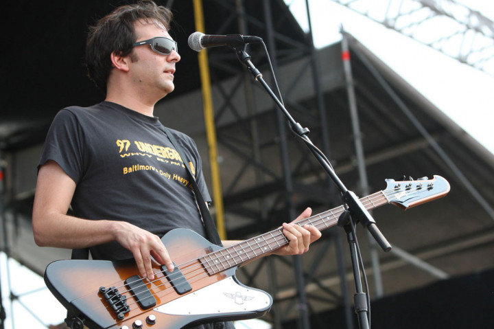 Adam Schlesinger, penulis lagu sekaligus bassis Fountains of Wayne meninggal dunia karena komplikasi terkait dengan virus korona (covid-19). Schlesinger meninggal di usia 52 tahun pada Rabu, 1 April 2020 pagi waktu setempat.