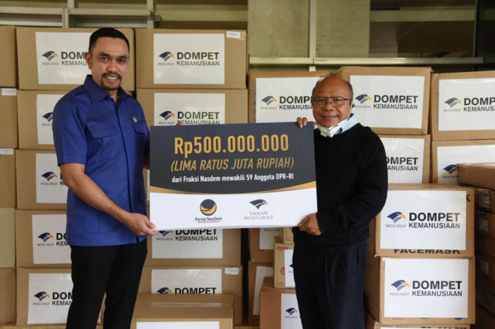 Partai NasDem menyerahkan donasi uang senilai Rp500 juta kepada Dompet Kemanusiaan Media Group (DKMG) untuk memerangi virus korona atau covid-19, Kamis, 2 April 2020.