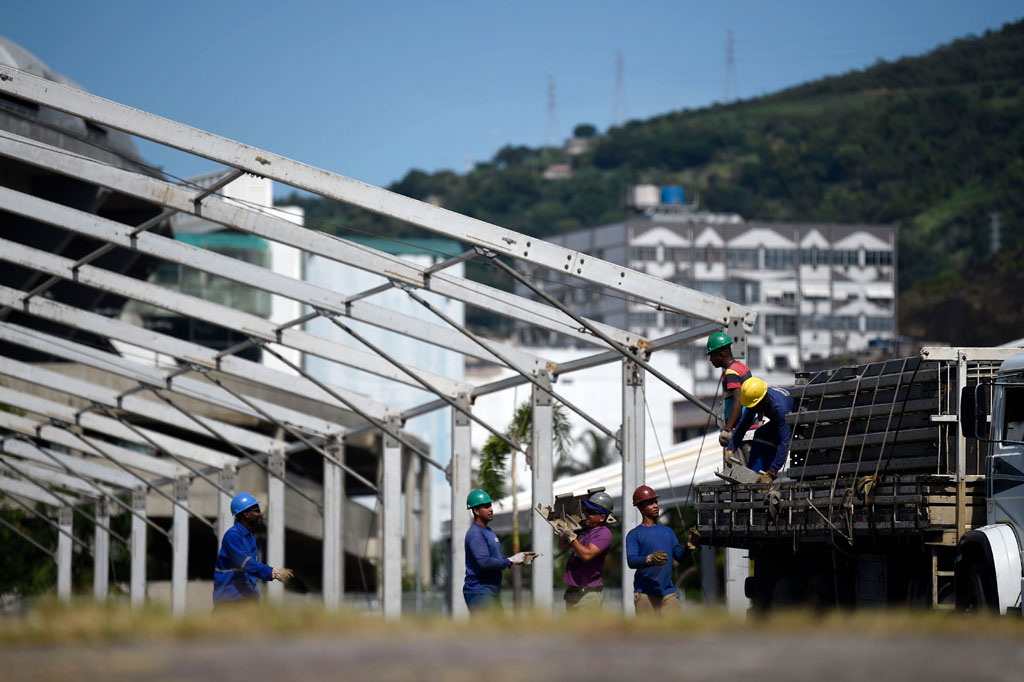 Pekerja menyelesaikan pembangunan rumah sakit lapangan sementara untuk pasien yang terjangkit virus korona (covid-19) di komplek Stadion Maracana, Rio de Janeiro, Brasil, Kamis, 2 April 2020 waktu setempat.
