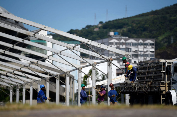Pekerja menyelesaikan pembangunan rumah sakit lapangan sementara untuk pasien yang terjangkit virus korona (covid-19) di komplek Stadion Maracana, Rio de Janeiro, Brasil, Kamis, 2 April 2020 waktu setempat.