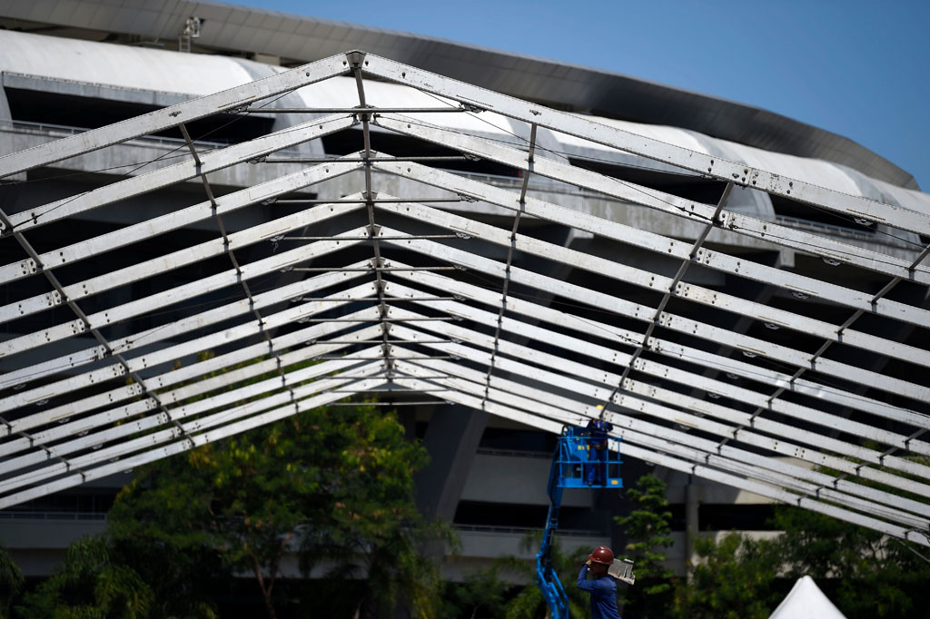 Stadion bersejarah di Rio de Janeiro, Maracana, dipakai menjadi rumah sakit darurat untuk menangani pasien-pasien yang sudah positif terjangkit covid-19 di Brasil. Lokasi pembangunan berada di lokasi jalur atletik Celio de Barros.
