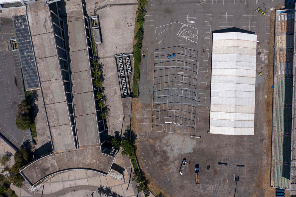 Maracana jadi stadion sepak bola ketiga yang dikonversi menjadi RS darurat setelah Stadion Pacaembu di Sao Paulo dan Stadion Mane Garrincha di Brasilia.