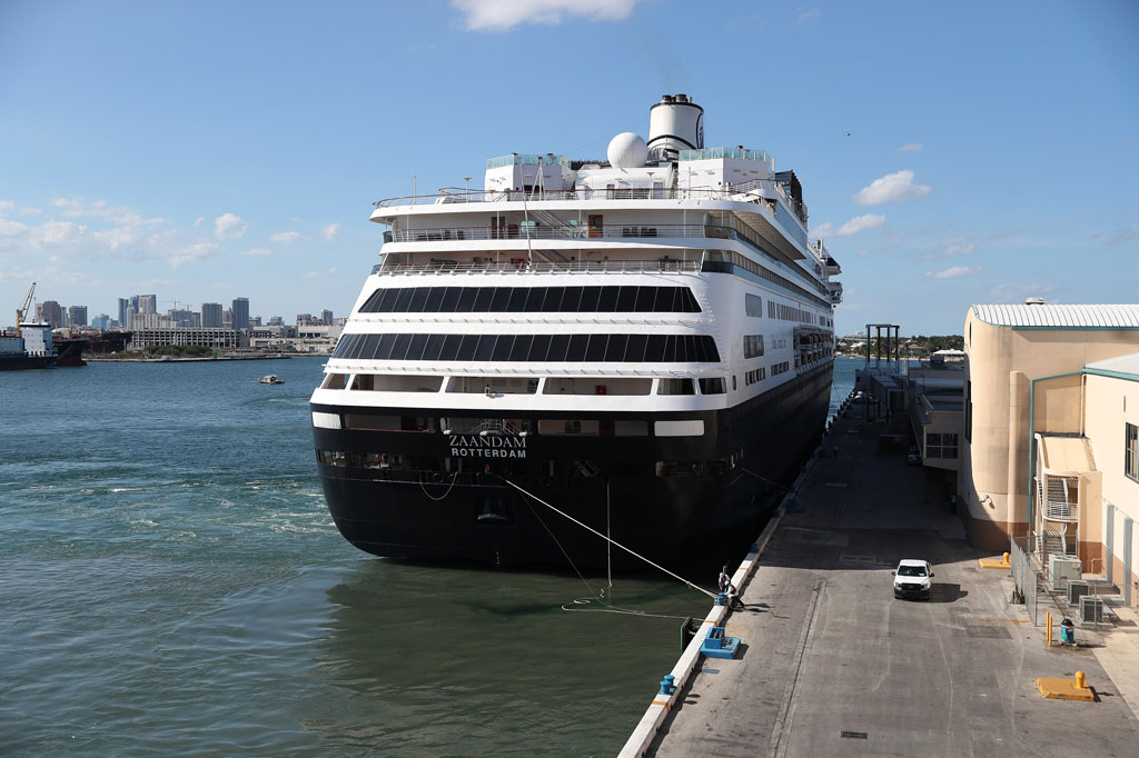 Kapal pesiar Zaandam berlabuh di Port Everglades, Fort Lauderdale, Florida, Kamis, 2 April 2020 waktu setempat.