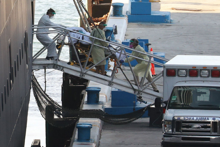 Rencana perjalanan Zaandam berubah secara dramatis ketika sembilan penumpang dinyatakan positif covid-19 dan empat di antaranya tewas di dalam kapal. 