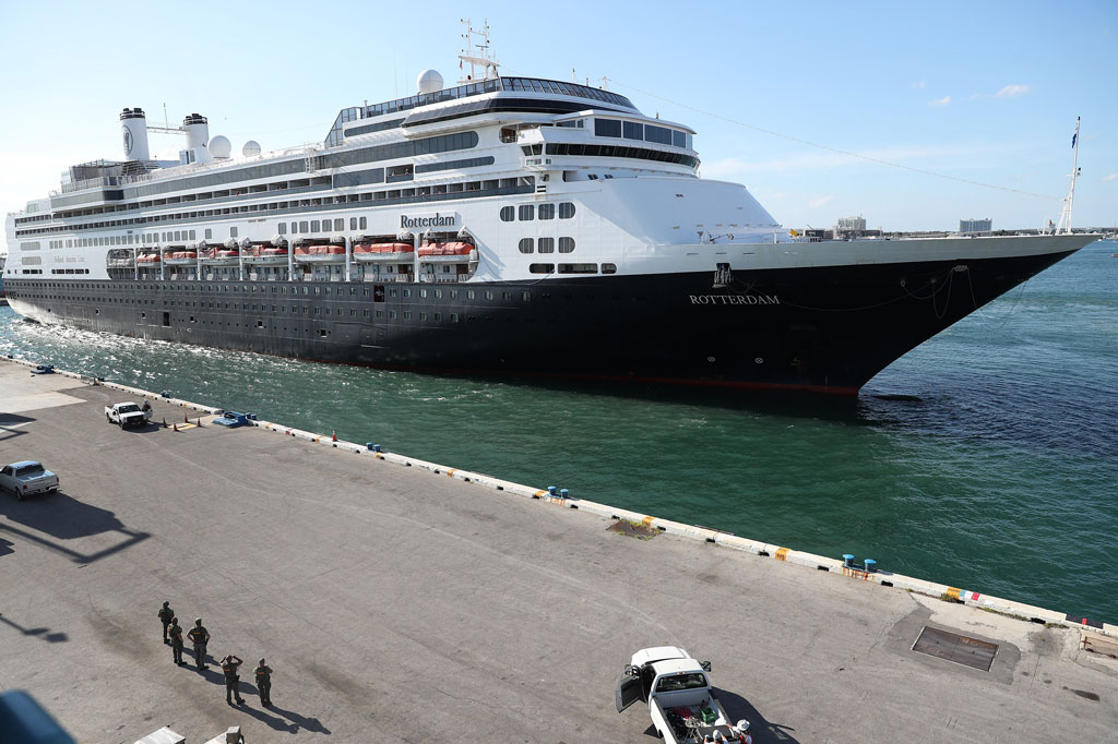 Sebelumnya, hampir dua pertiga penumpang Zaandam -mereka yang lolos pemeriksaan medis- dipindahkan ke kapal lain yang seperusahaan Zaandam, Roterdam. Zaandam mengangkut hampir 1.050 penumpang dan awak kapal dan Rotterdam hampir 1.450.
