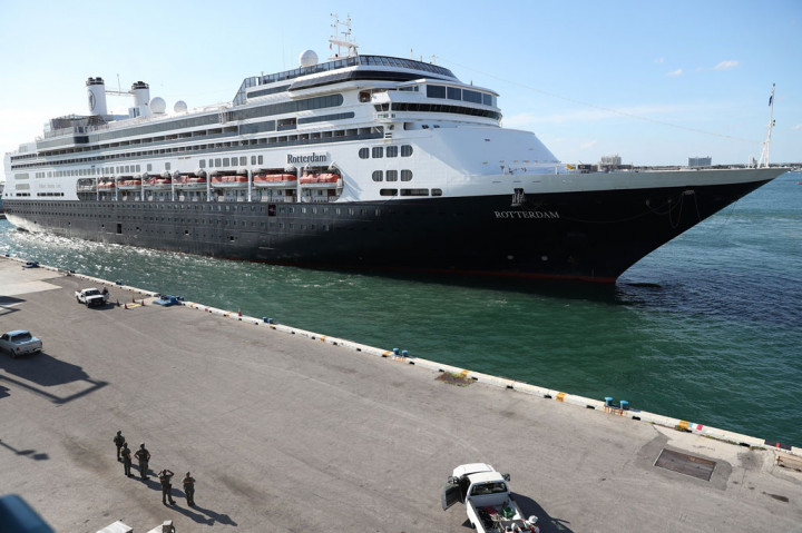 Sebelumnya, hampir dua pertiga penumpang Zaandam -mereka yang lolos pemeriksaan medis- dipindahkan ke kapal lain yang seperusahaan Zaandam, Roterdam. Zaandam mengangkut hampir 1.050 penumpang dan awak kapal dan Rotterdam hampir 1.450.