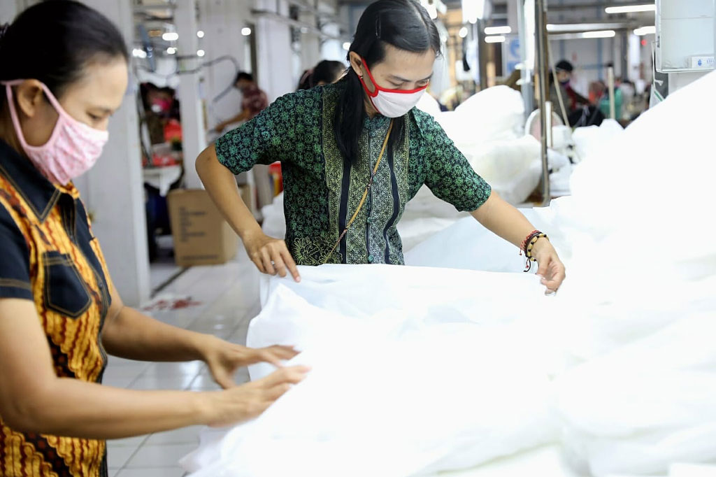 APD dan masker itu, lanjut Ganjar, nantinya dapat dibagikan kepada pegawai puskesmas atau layanan kesehatan lainnya. Mereka yang berada di garda terdepan, penting untuk mendapat bantuan peralatan agar dapat melindungi diri. 