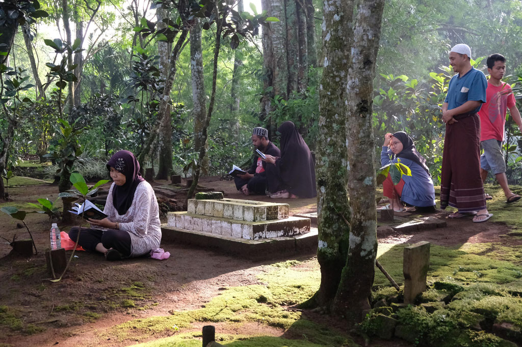 Tradisi bersih makam di desa tersebut dilakukan warga setiap Jumat Wage bulan Ruwah penanggalan Jawa dalam rangka menyambut datangnya Ramadan sekaligus mendoakan arwah leluhur.