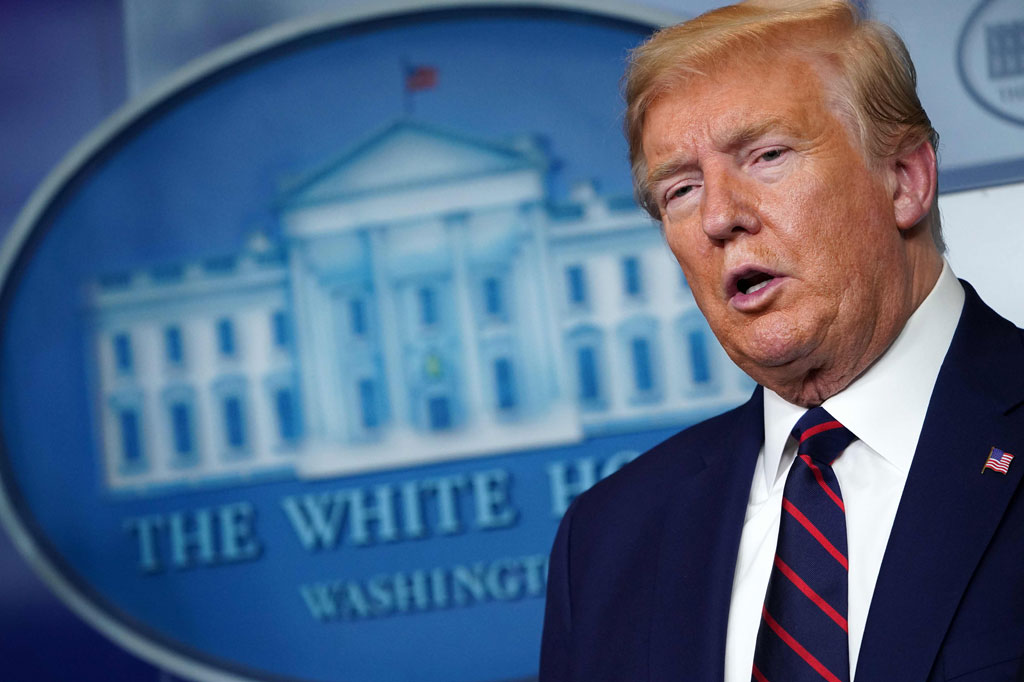 Di sisi lain, dengan kasus infeksi virus  korona di AS yang semakin melonjak tinggi, angkanya kini melampaui 240.000 dan 6.000 lebih kasus berujung kematian, Trump menyebut masyarakat AS bisa menggunakan masker jika diperlukan. 