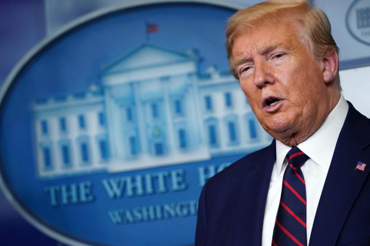 Di sisi lain, dengan kasus infeksi virus  korona di AS yang semakin melonjak tinggi, angkanya kini melampaui 240.000 dan 6.000 lebih kasus berujung kematian, Trump menyebut masyarakat AS bisa menggunakan masker jika diperlukan. 