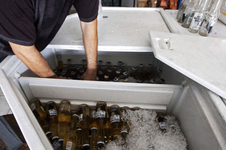 Perusahaan Grupo Modelo asal Meksiko menyatakan pada Kamis, 2 April 2020 waktu setempat bahwa pihaknya akan menghentikan sementara produksi bir Corona serta produk merek dagang lain yang biasa diekspor ke 180 negara, setelah kegiatan bisnisnya dianggap 'non-esensial' dalam kondisi wabah virus korona (covid-19).