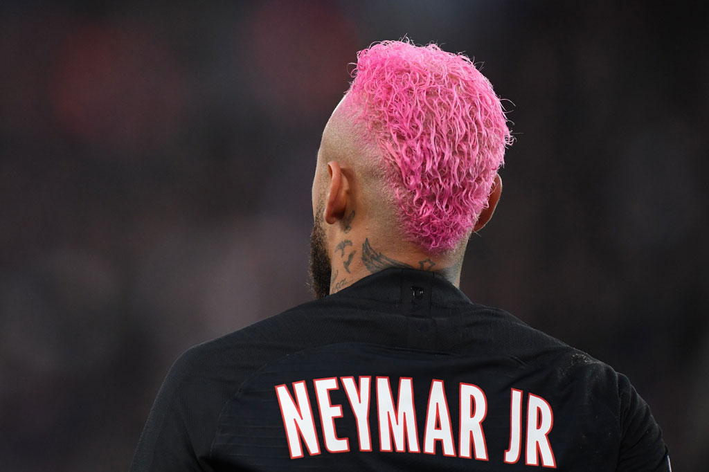 Neymar yang memberikan sumbangan sebagai anonim akhirnya diketahui setelah seorang presenter di Brasil Chris Flores mengungkapkannya kepada Fofocalizando. 