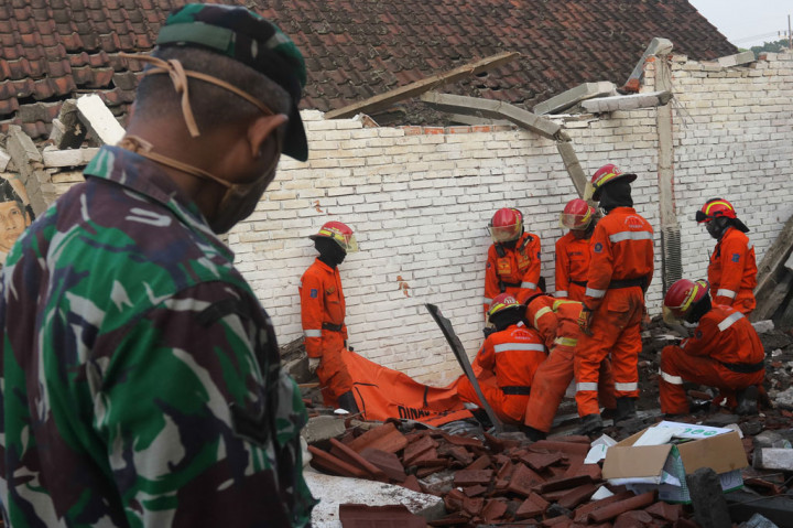 Petugas mengevakuasi jenazah korban yang tertimpa reruntuhan bangunan rumah di Jalan Ketintang Barat Gang II, Surabaya, Jawa Timur, Sabtu, 4 April 2020.