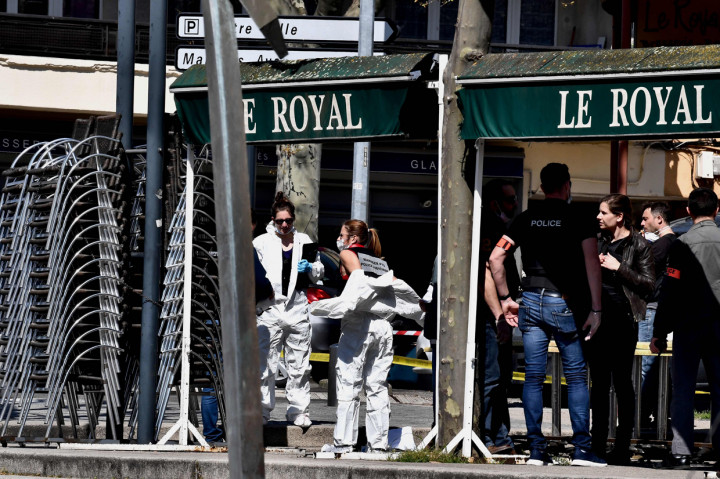 Petugas berada di lokasi penusukan di sebuah toko di Romans-sur-Isere di Prancis.
