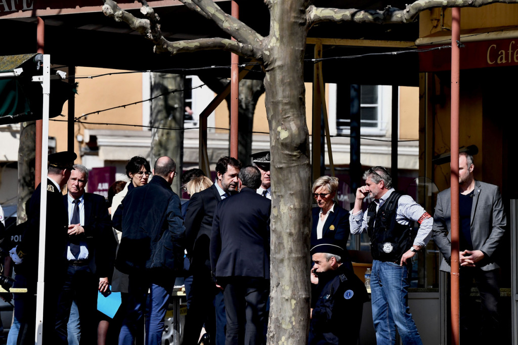 Menteri Dalam Negeri Prancis Christophe Castaner meninjau lokasi penusukan di kota Romans-sur-Isere untuk melihat situasi terkini.