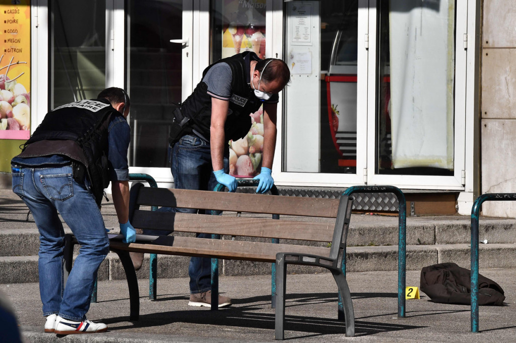 Unit anti-terorisme kepolisian Prancis tidak mengambil alih investigasi penusukan. Namun mereka mengaku masih mengamati perkembangan kasus tersebut. 