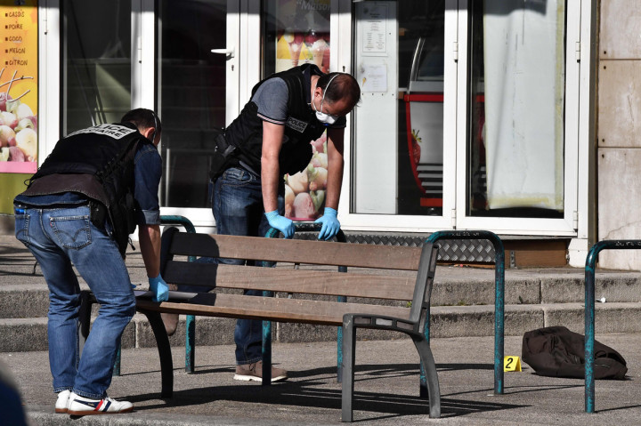 Unit anti-terorisme kepolisian Prancis tidak mengambil alih investigasi penusukan. Namun mereka mengaku masih mengamati perkembangan kasus tersebut. 