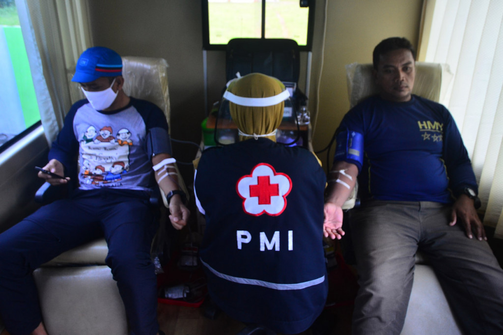 Warga mendonorkan darahnya di mobil unit donor darah Palang Merah Indonesia (PMI) di Kudus, Jawa Tengah, Minggu, 5 April 2020. ANTARA Foto/Yusuf Nugroho