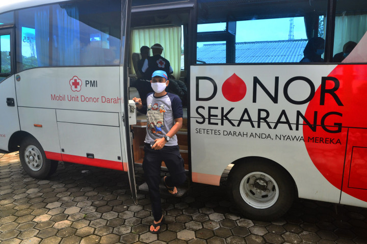 PMI setempat melakukan donor darah keliling untuk mengantisipasi kekosongan stok darah di wilayah itu karena pasokan stok darah rata-rata per hari turun hingga 60 persen akibat terdampak Covid-19. ANTARA Foto/Yusuf Nugroho